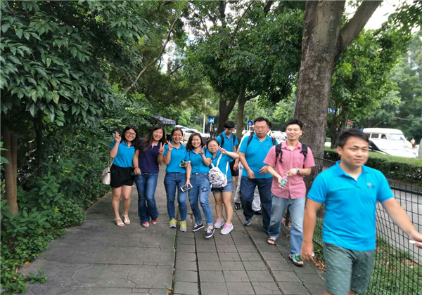 潇洒青春走一回 亲抱自然，徒步健走