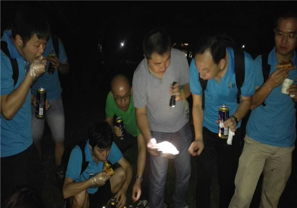 潇洒青春走一回 亲抱自然，徒步健走